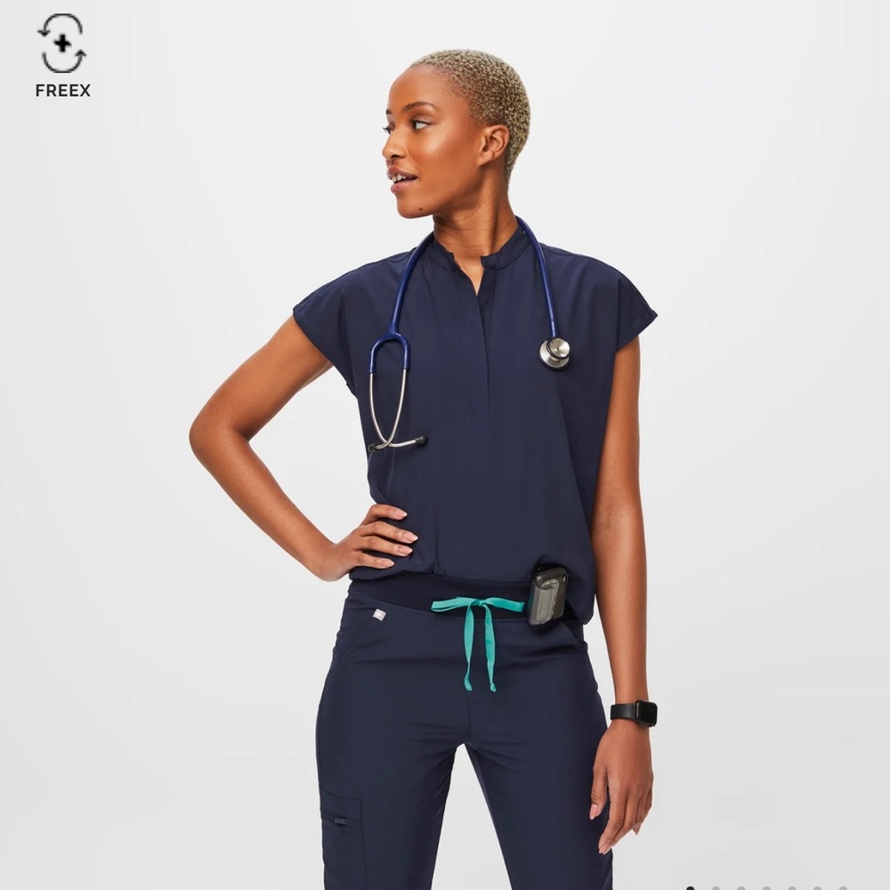 🩺NWT Navy figs scrub set🩺
